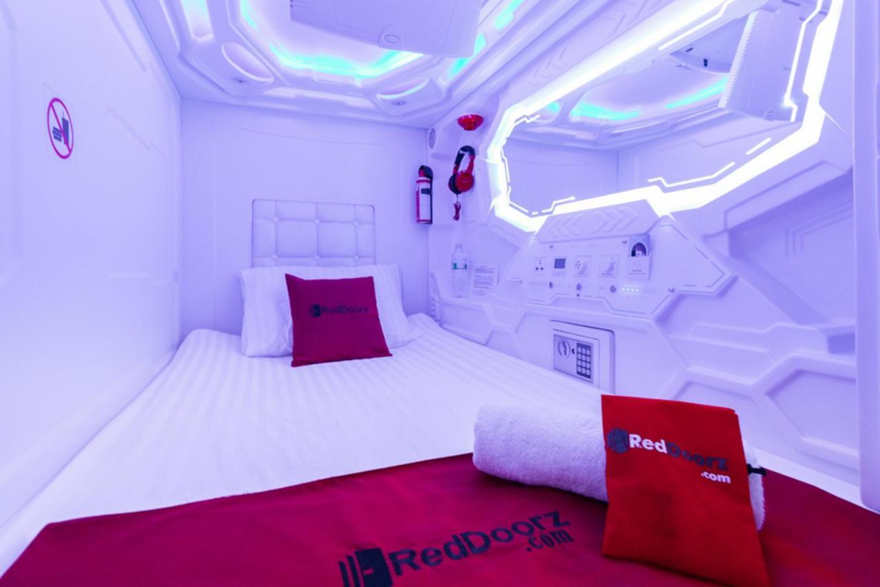 Reddoorz Hostel @ Capsule Inn メダン エクステリア 写真